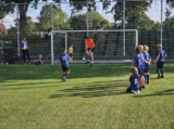 Laatste training S.K.N.W.K. JO8-1 (partijtje tegen de ouders) van maandag 2 juni 2025 (112/123)